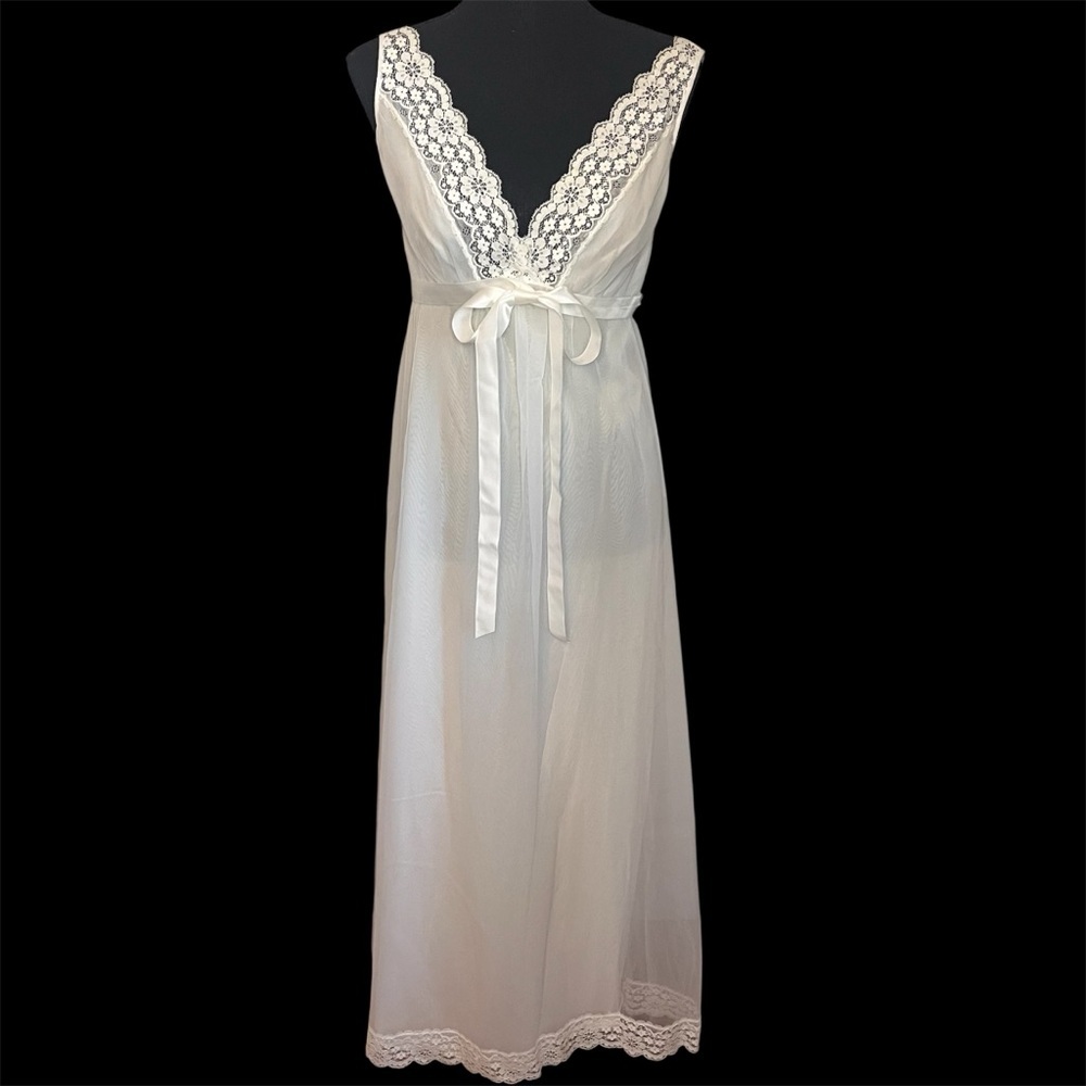 Vintage 70s Vanity Fair White Nylon Lace Ribbon Nightgown Lingerie Sz 32 Bridal